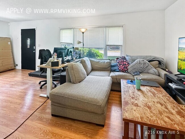 Building Photo - 4 Bed 2 Bath 2 Car Detached Garage House- ...