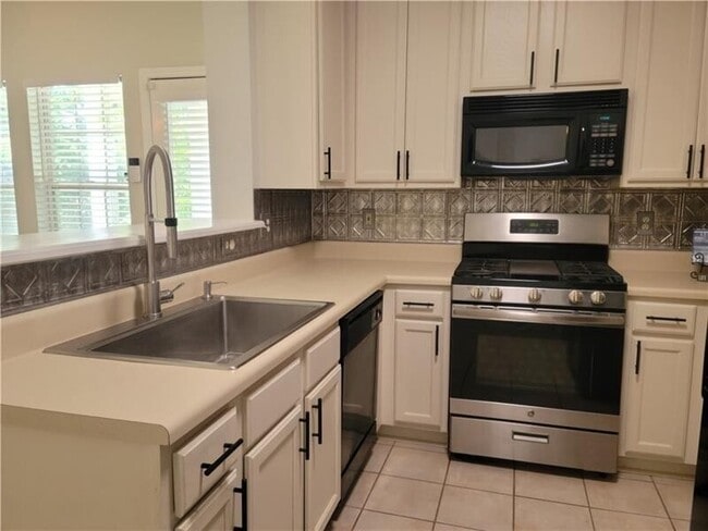 Building Photo - 4911 Robinson Square Dr