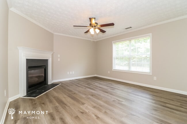 Building Photo - 700 Castlebrooke Dr SE