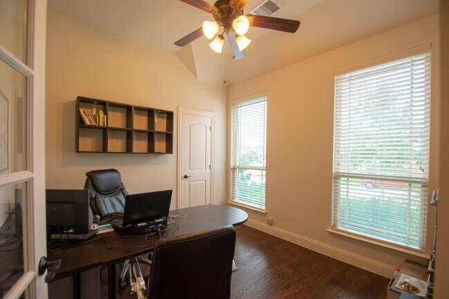 Foto del edificio - This beautifully crafted 4-2-2 home in the...
