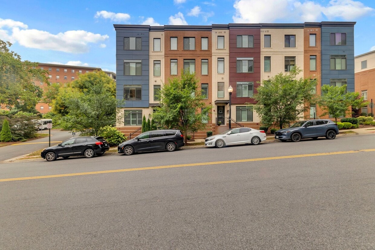 Modern 4-Level Townhome with Rooftop Terrace & Indoor/Outdoor Fireplace Near Old Town - Modern 4-Level Townhome in Vibrant Alexandria – Move-In Ready Dec 1!