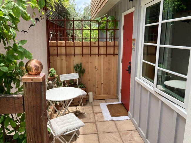 private outdoor seating, entrance - 626 Bonair Way