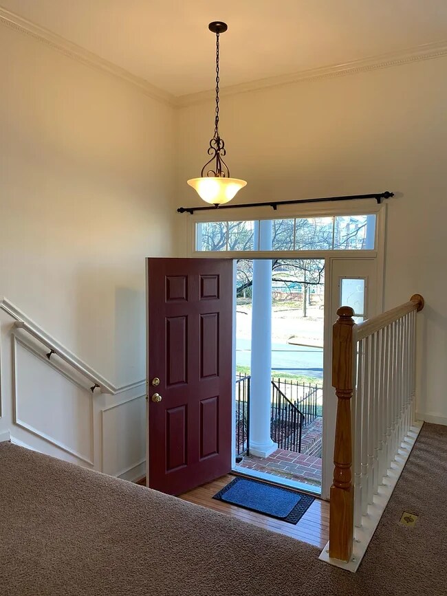 Entrada al vestíbulo interior - 410 Redland Blvd