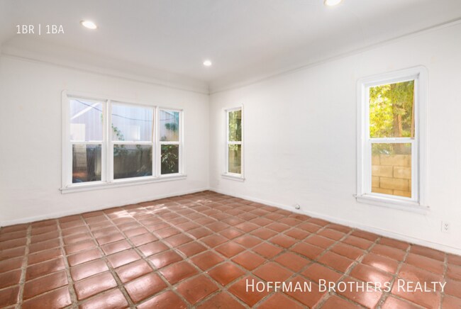 Foto del edificio - 1848 N Mariposa Ave Los Angeles, CA 90027