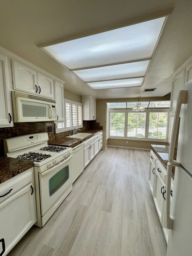 Building Photo - Large, end-unit townhome in the heart of T...