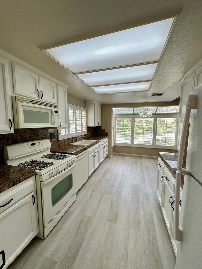 Foto del edificio - Large, end-unit townhome in the heart of Thousand Oaks