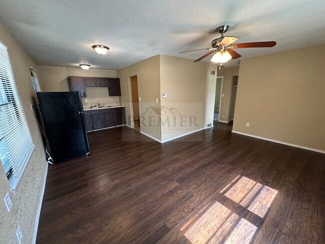 Foto del edificio - 4818 Woodend Ave