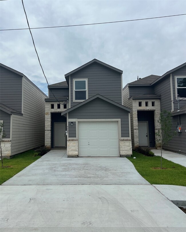 Building Photo - 9006 Intervale St