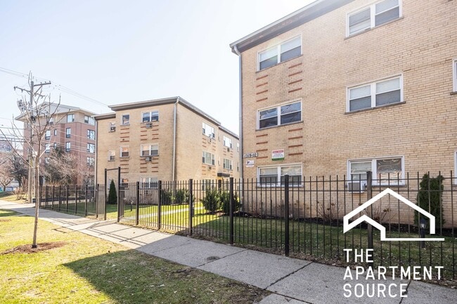 Photo - 1319 W Sherwin Ave Apartment