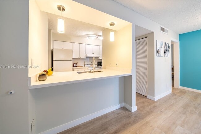 Building Photo - 620 S Park Rd