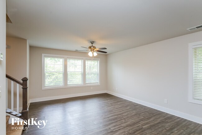 Building Photo - 2375 Belaire Dr
