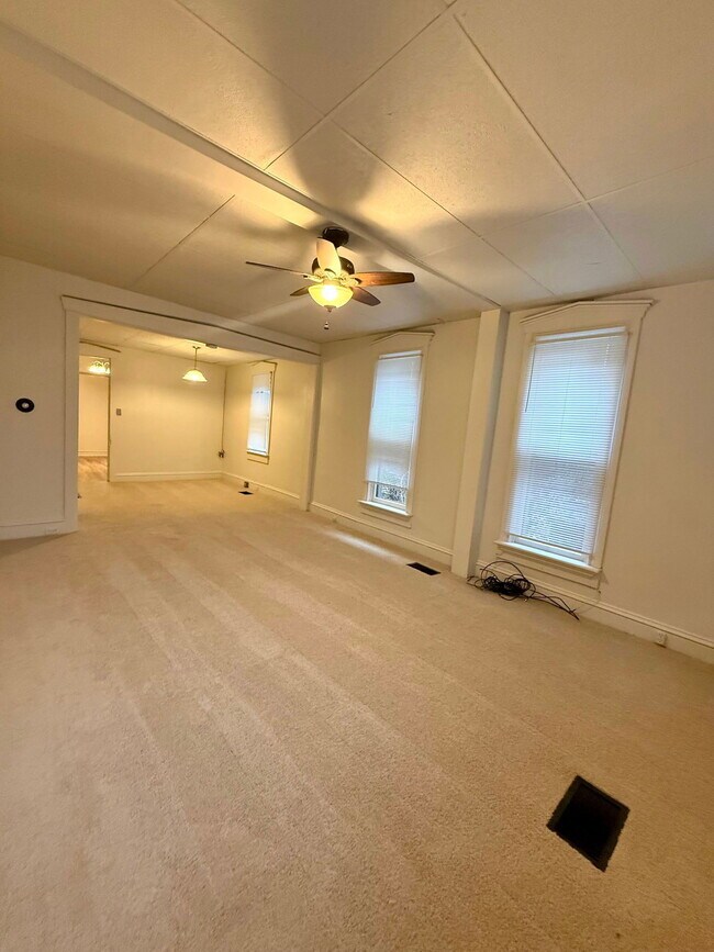 Foto del edificio - 144 E Main St