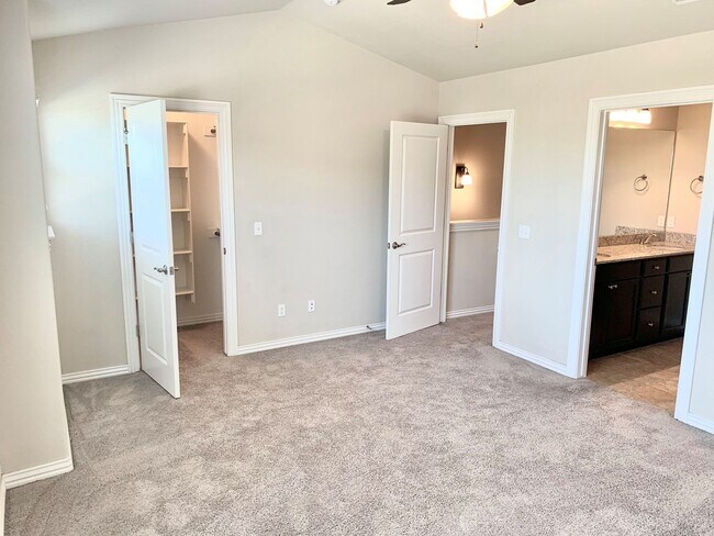 Building Photo - 3 Bedroom Townhome for Rent in Rogers! Sav...