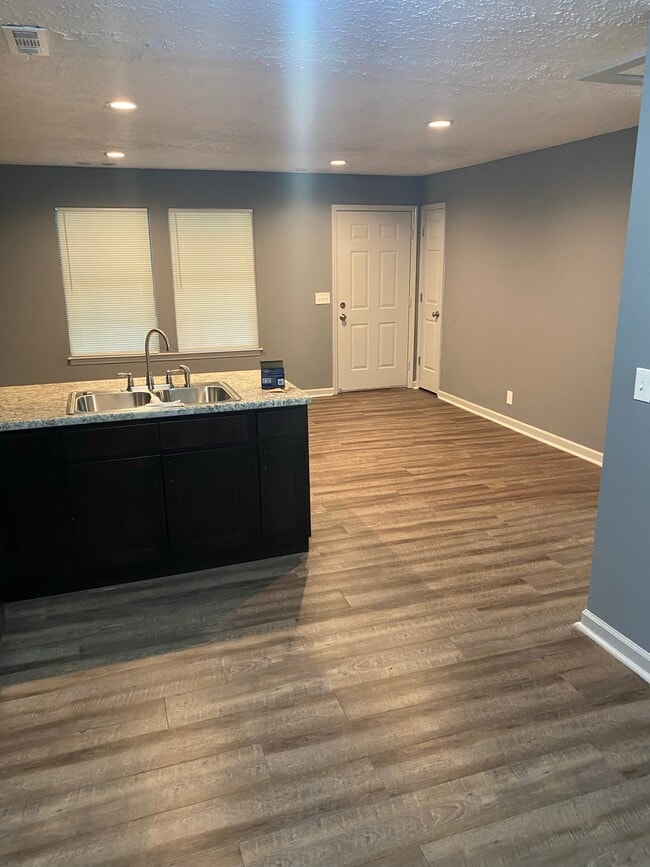 Building Photo - 401A Sarver Ave