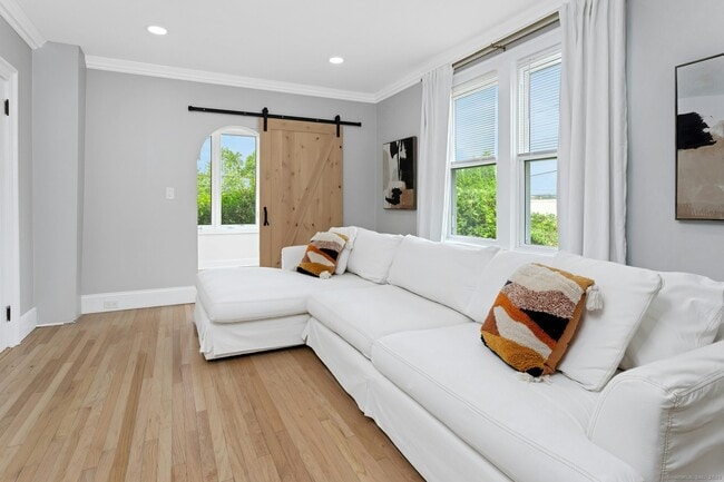 Foto del edificio - 137 Rock Spring Rd