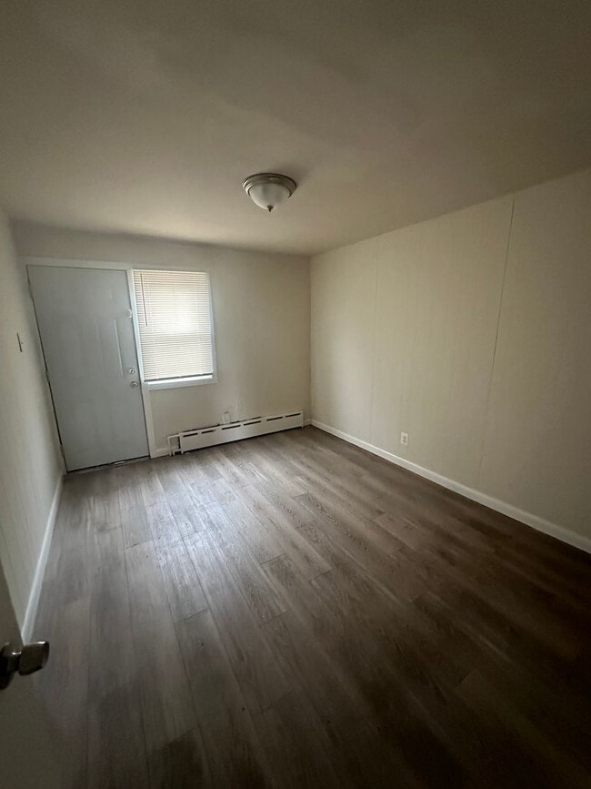 Building Photo - 3 bed, 1.5 bath townhome in Upper Darby