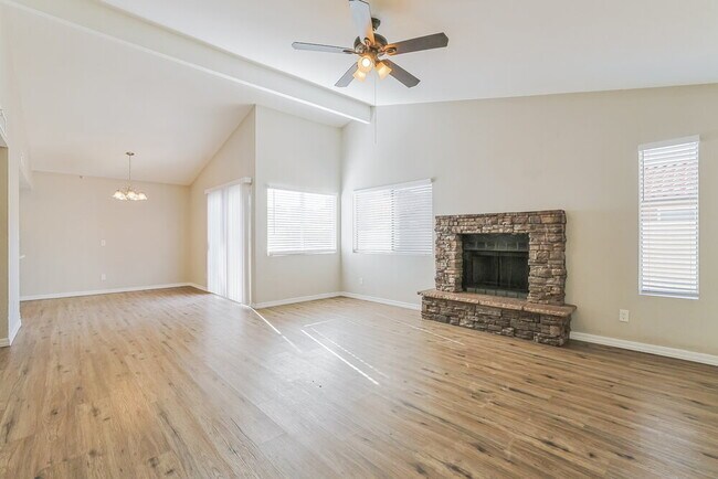 Foto del edificio - 2243 E Forge Ave