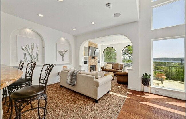 Building Photo - 3711 Highland Dr