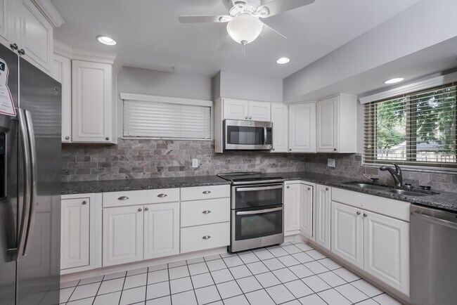 Building Photo - Beautifully 3 Bedroom in Cincinnati!