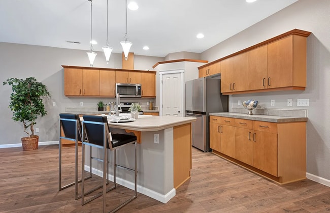 Building Photo - Inviting 3 BD 2.5 Bath Townhome in Gated Community