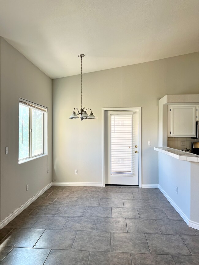 Building Photo - 900 Heavenly Hills Ct