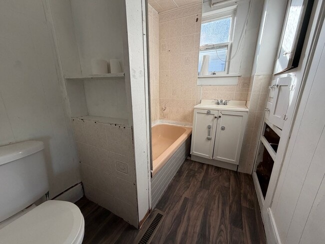 Building Photo - Charming 3 bed