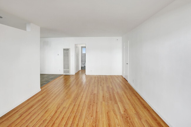 Building Photo - 7566 Romaine St