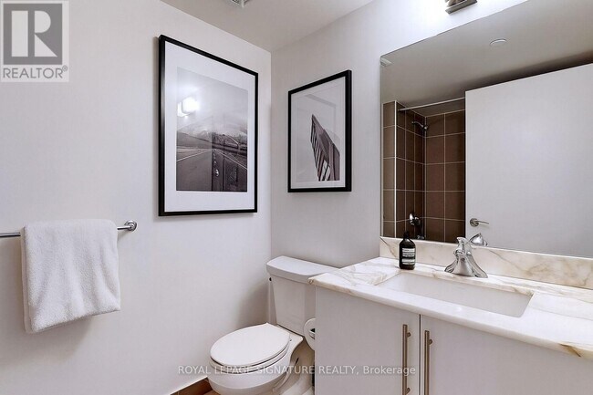 Photo du bâtiment - 830-830 Lawrence Ave W