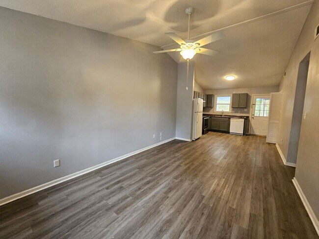 Foto del edificio - Affordable 2 Bedroom Duplex Off of Gum Bra...
