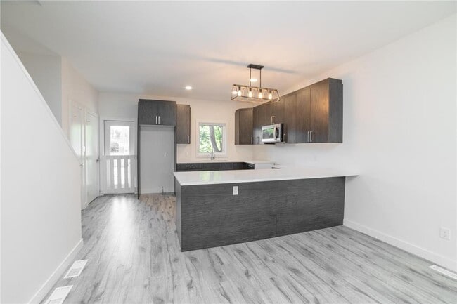 Building Photo - 92 Pilgrim Ave