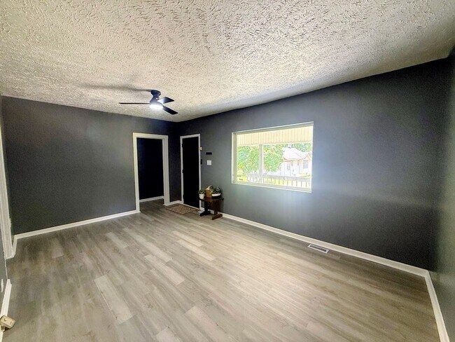 Foto del edificio - Three bedroom one bathroom single-family home for rent