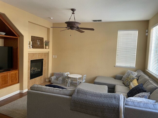 Building Photo - 210 Anjou Cir