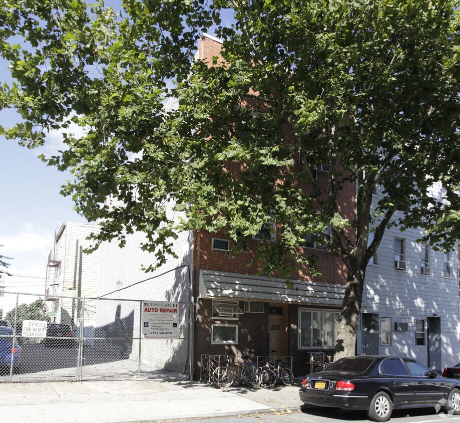 Building Photo - 371 Manhattan Ave