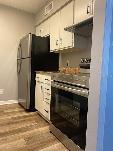 Foto del edificio - 395 Wymore Road Unit 200