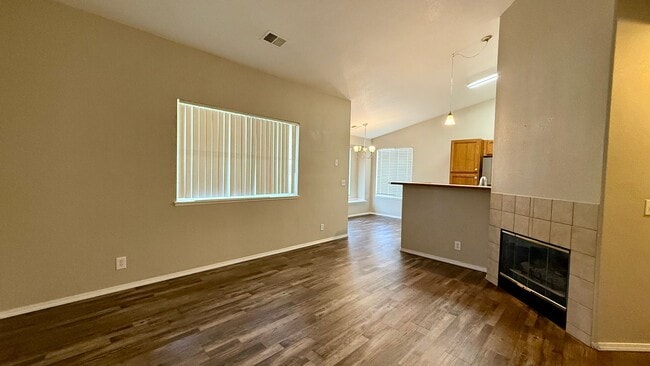 Foto del edificio - Upper-level condo