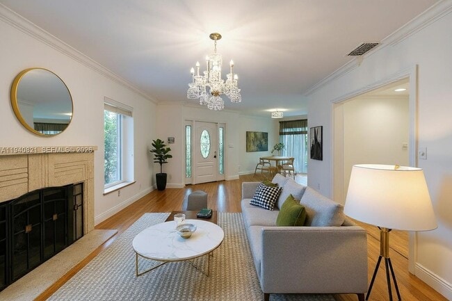 Foto del edificio - 648 Sevilla Ave