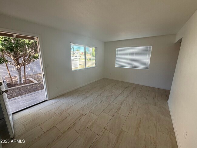 Foto del edificio - 625 E Broadway Rd