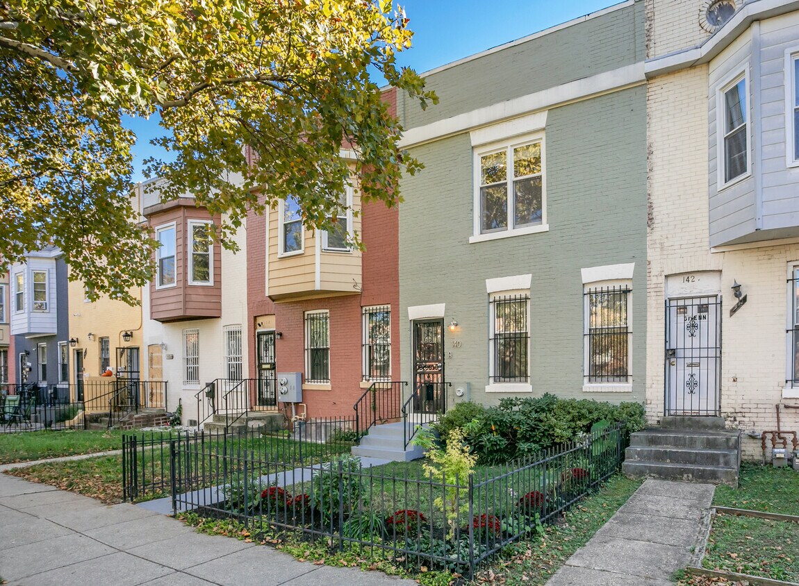 Primary Photo - 140 Q St NW