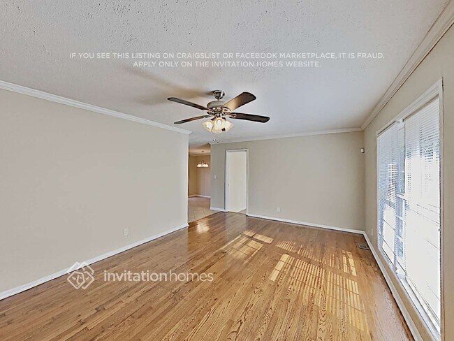 Building Photo - 227 Evergreen Dr SE