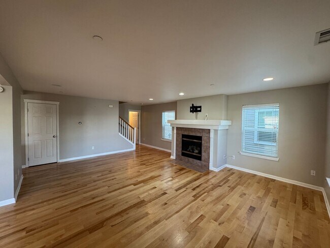 Foto del edificio - DuPont 4-bedroom, 2.5-bath home with A/C