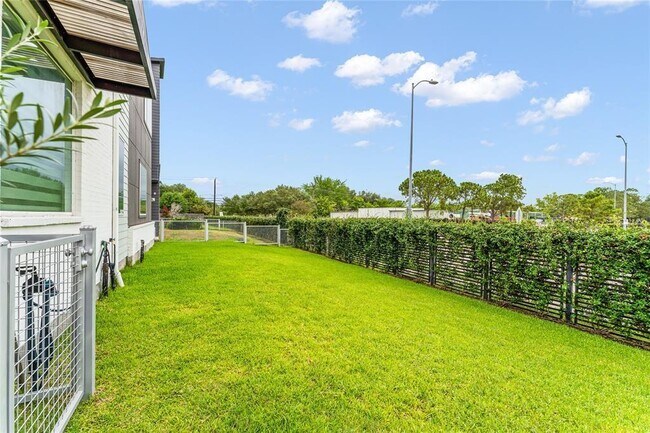Foto del edificio - 9805 Mocking Bird Hill Ln