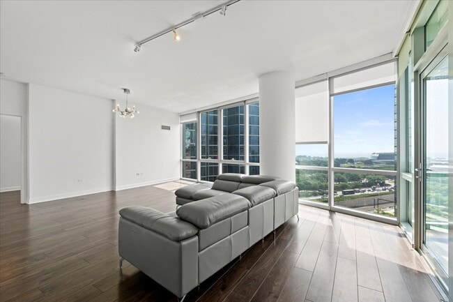 Building Photo - 1201 S Prairie Ave