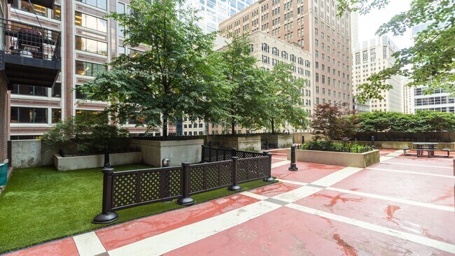 Building Photo - Spacious 1 Bed, 1 Bath in the Loop