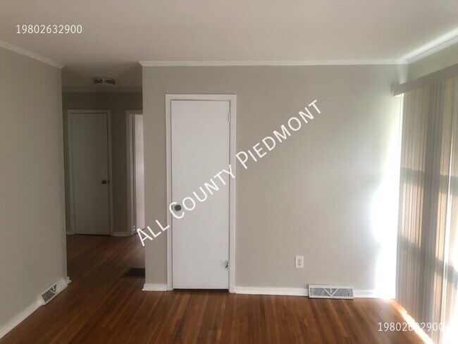 Foto del edificio - 1925 Kennesaw Dr