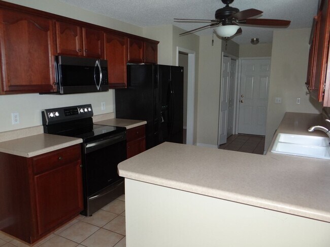 Foto del edificio - Lovely 3 bedroom 2 bath home in 55 and older neighborhood with 2 car garage