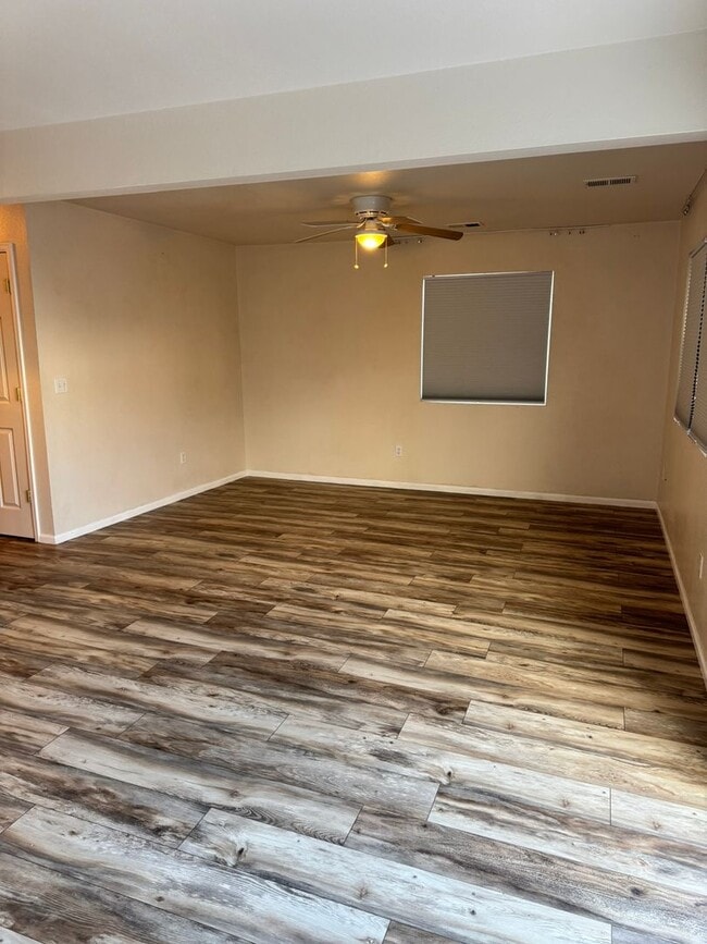Foto del edificio - Corner Lot Townhouse, newly painted, new carpet