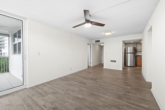 Building Photo - 1505 N Riverside Dr