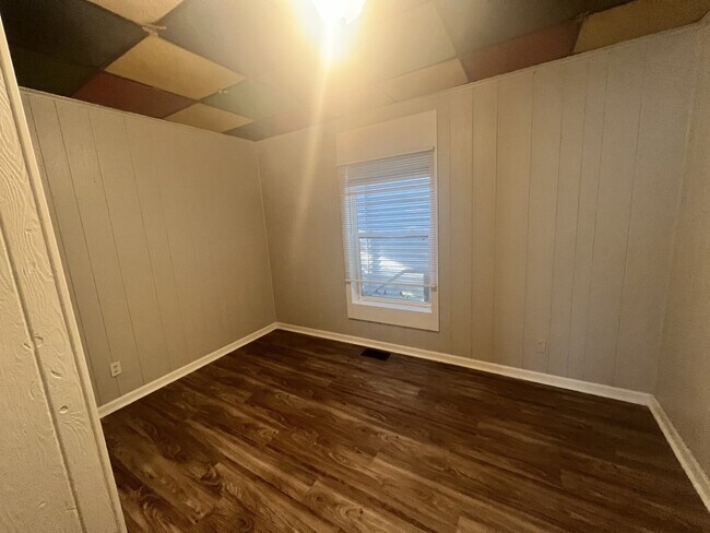 Building Photo - West Side 2BR