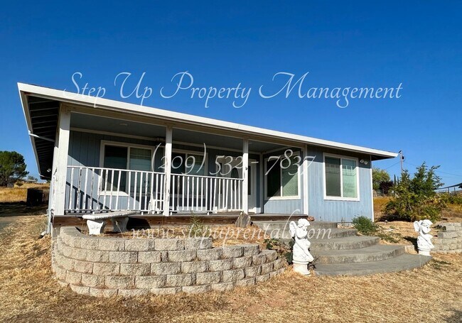 Building Photo - Spacious 3 Bedroom 2 Bathroom Home Near La...