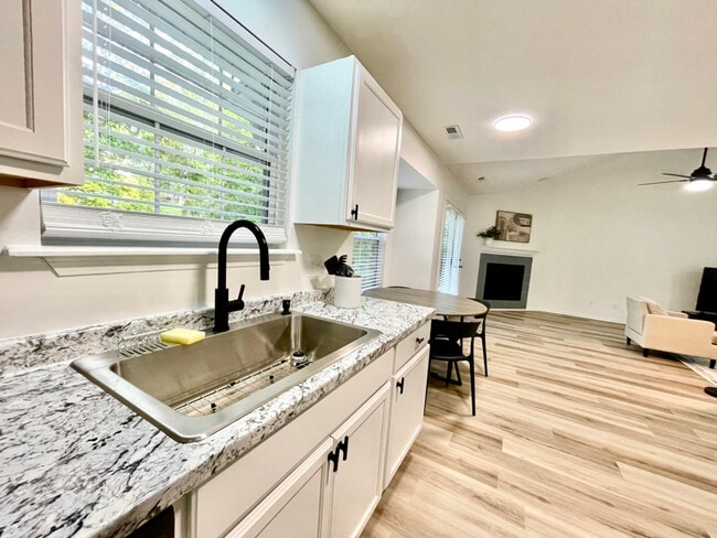 Building Photo - 3210 Oak Lawn Dr